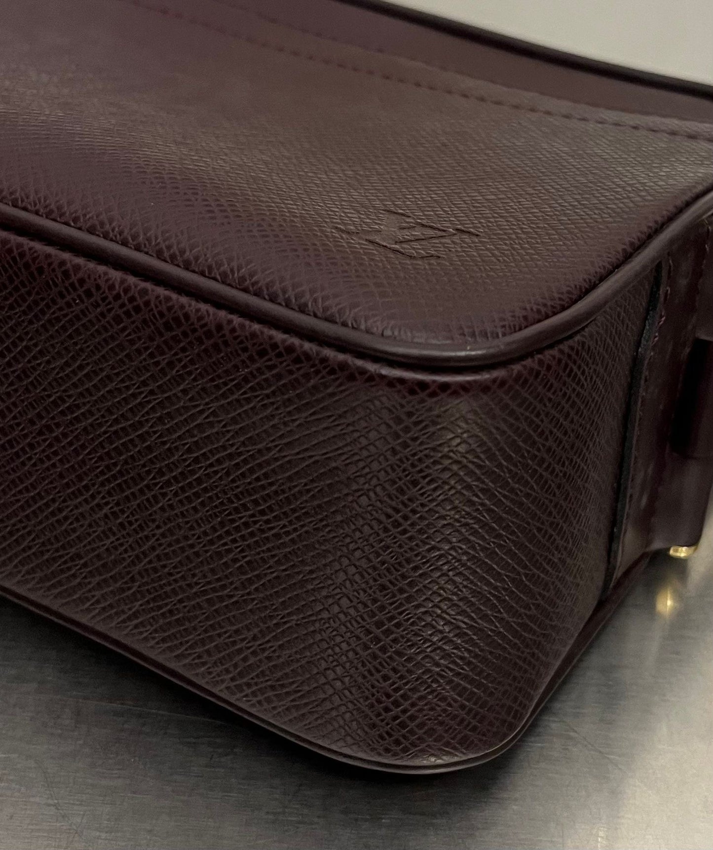 Louis Vuitton Karga Taiga Leder