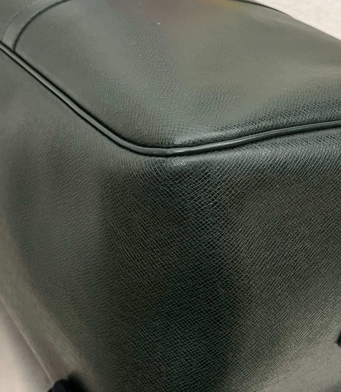 Louis Vuitton Kendall GM Taiga Leder