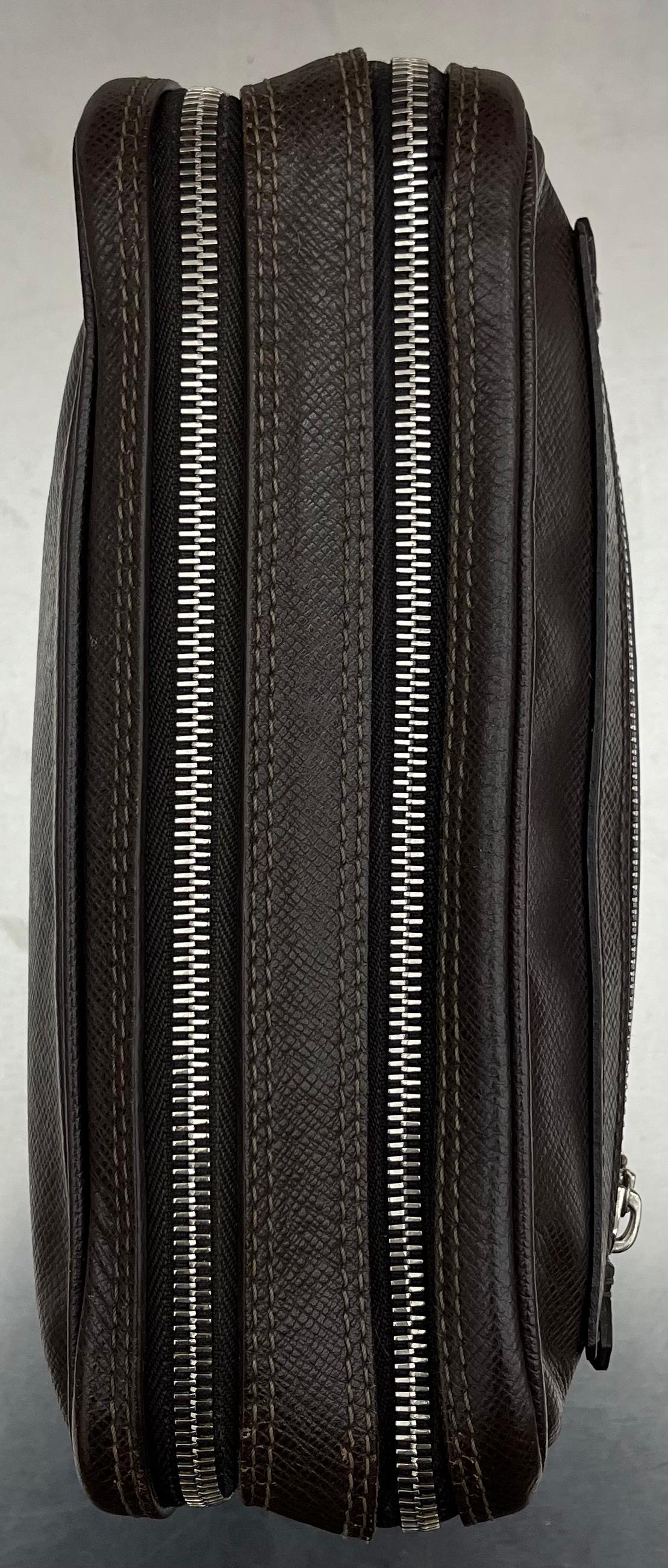 Louis Vuitton Pavel Taiga Leder (Braun)