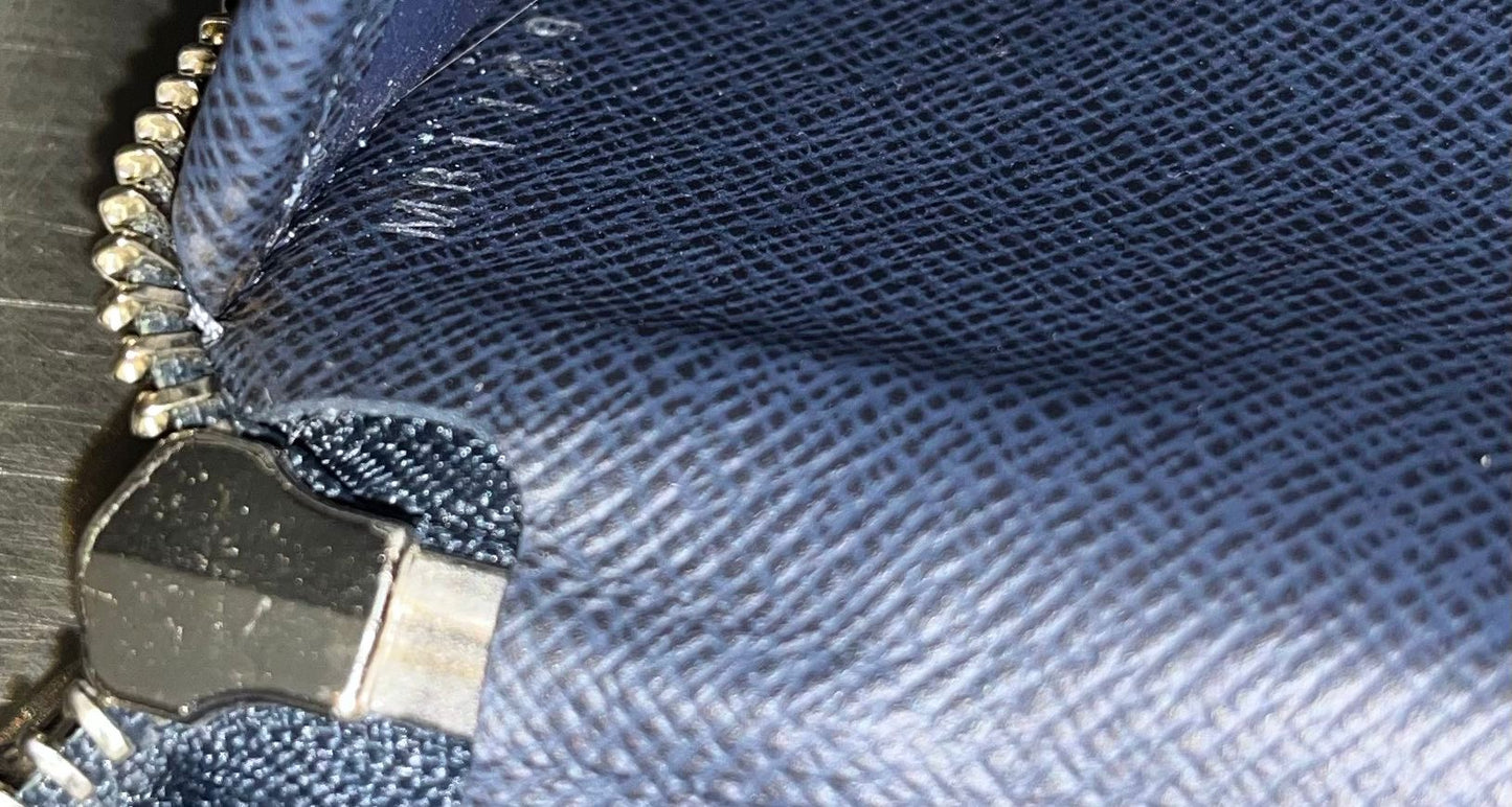 Louis Vuitton Zippy Vertical Taiga mit Initialen R.T