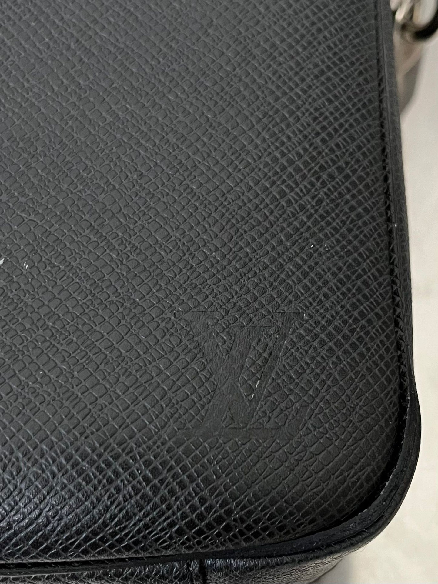 Louis Vuitton Porte Documents Taiga