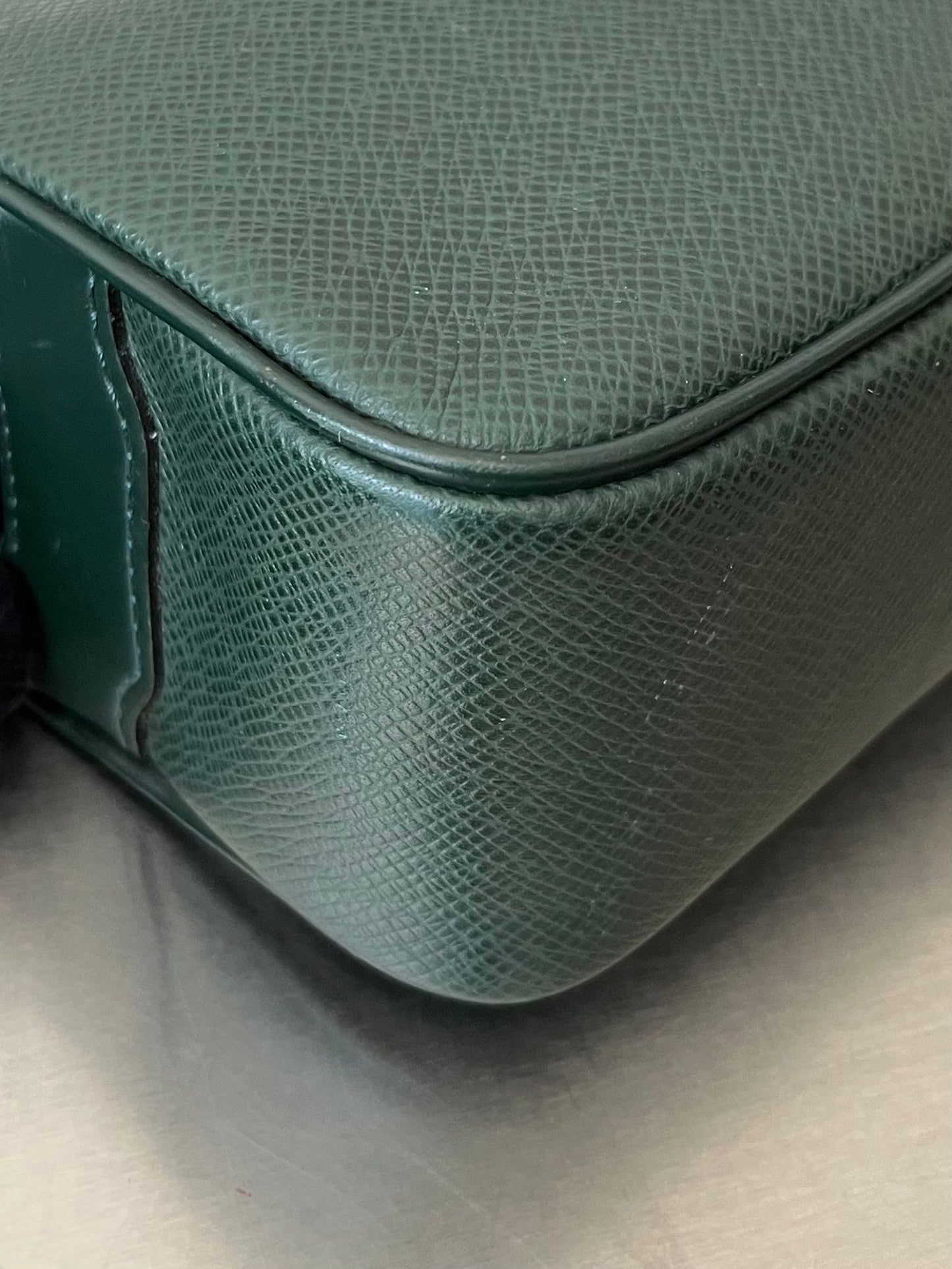 Louis Vuitton Karga Taiga Leder