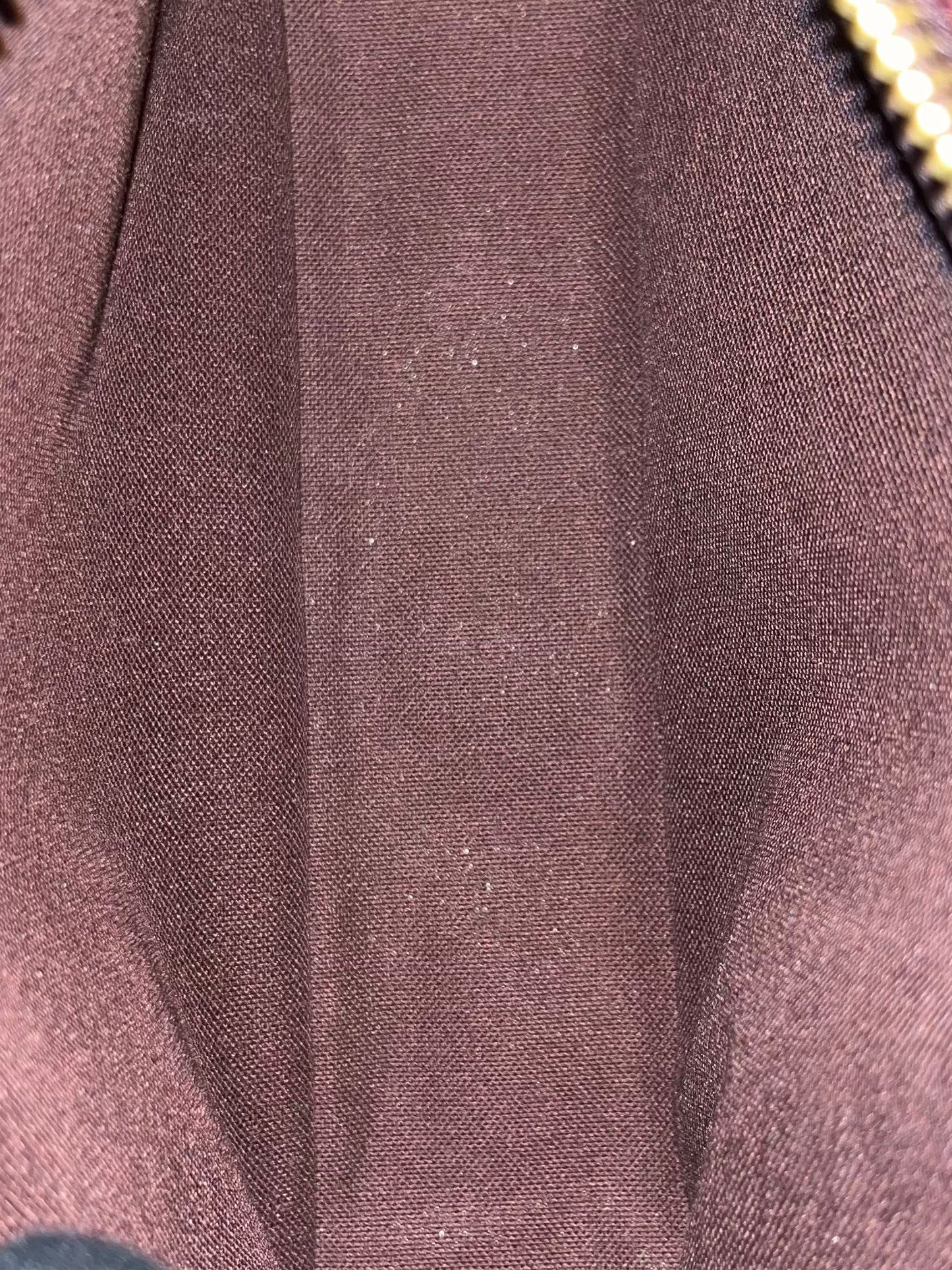 Louis Vuitton Karga Taiga Leder