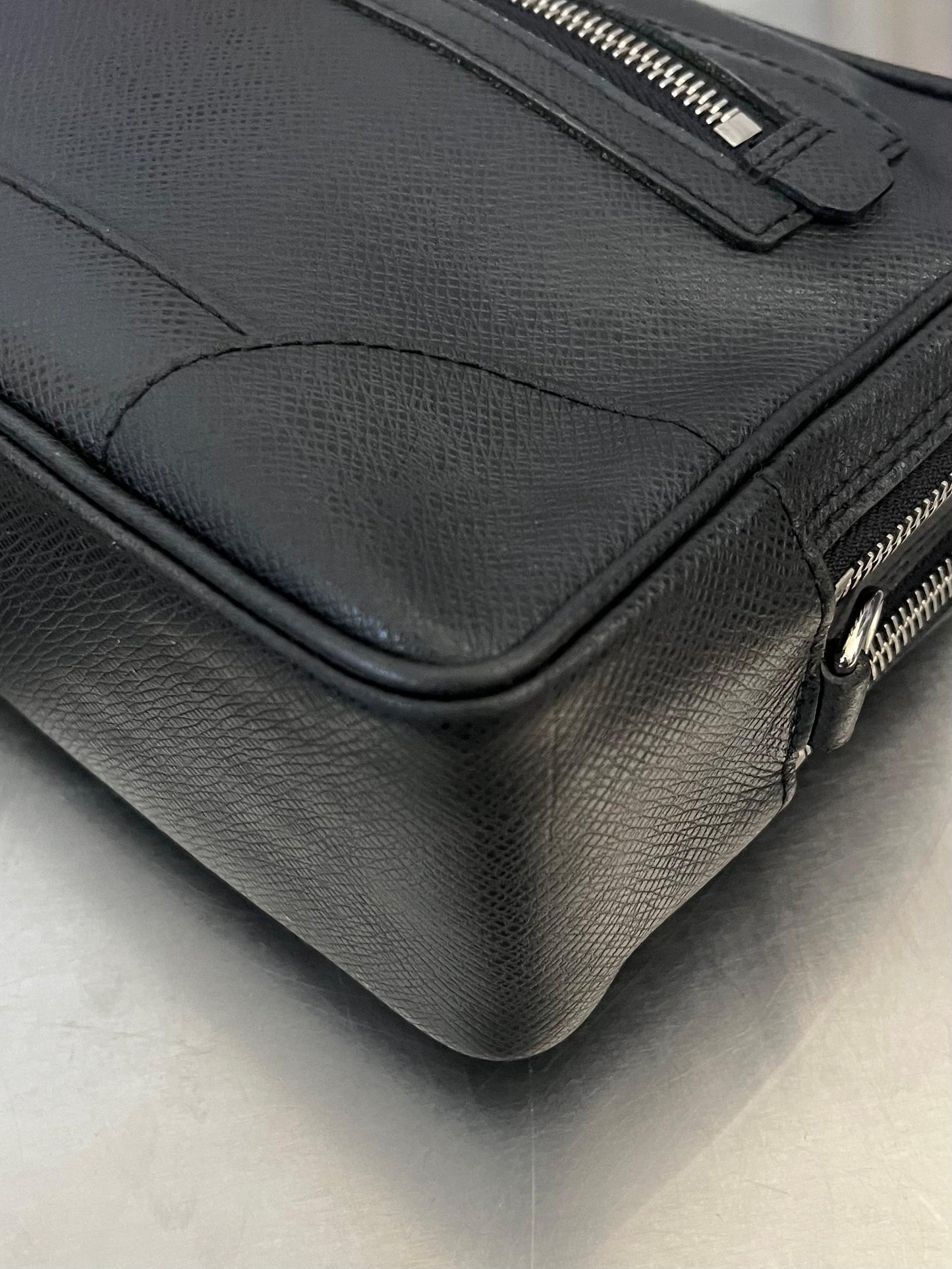 Louis Vuitton Pavel Taiga Leder