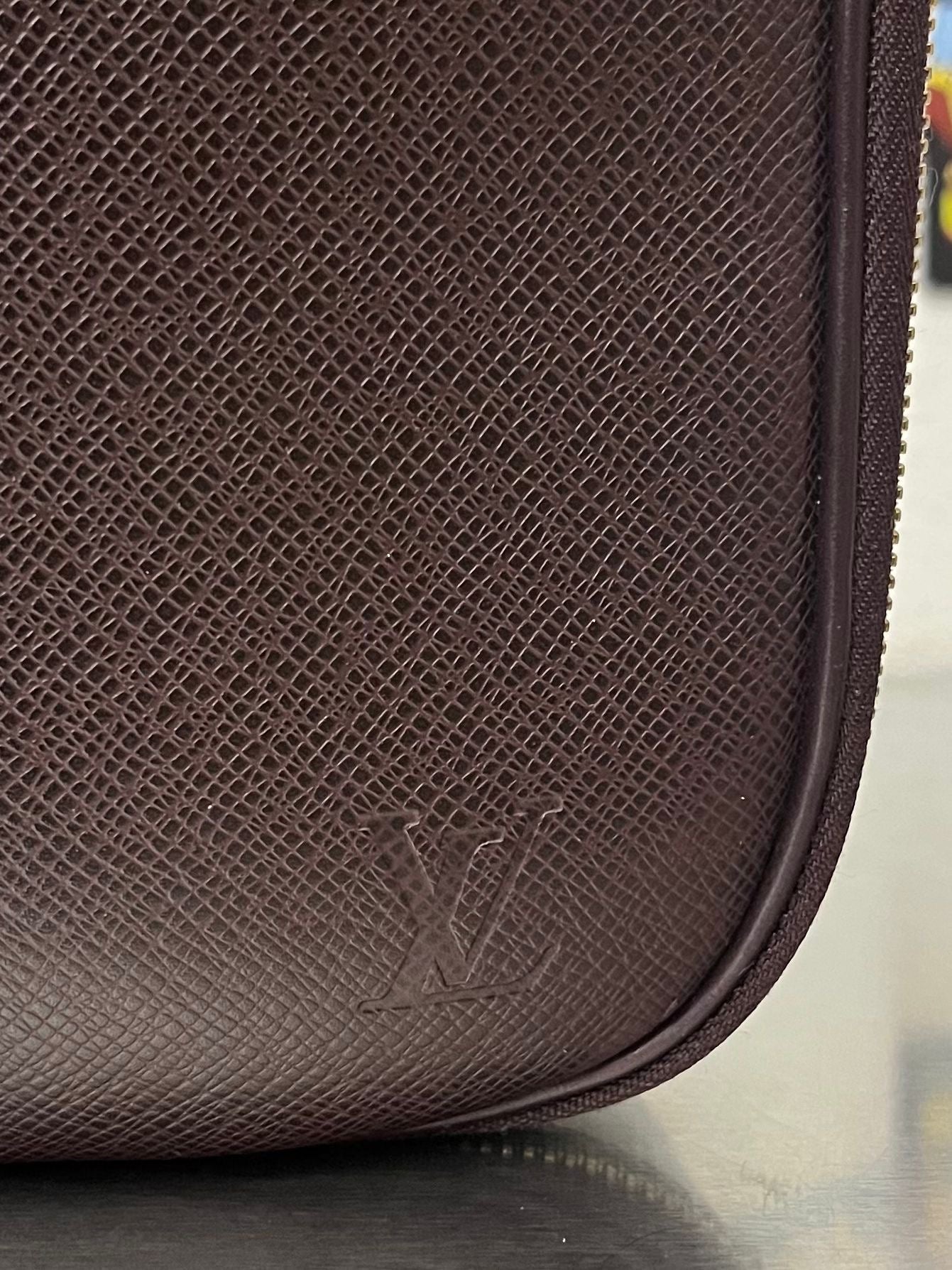 Louis Vuitton Porte Ordinateur Toura Taiga