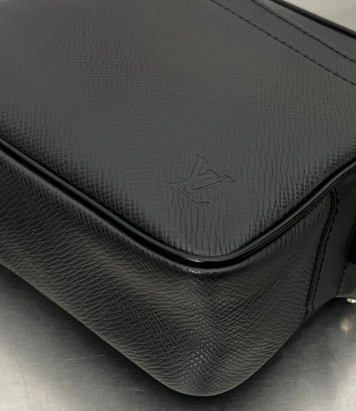 Louis Vuitton Karga Taiga Leder