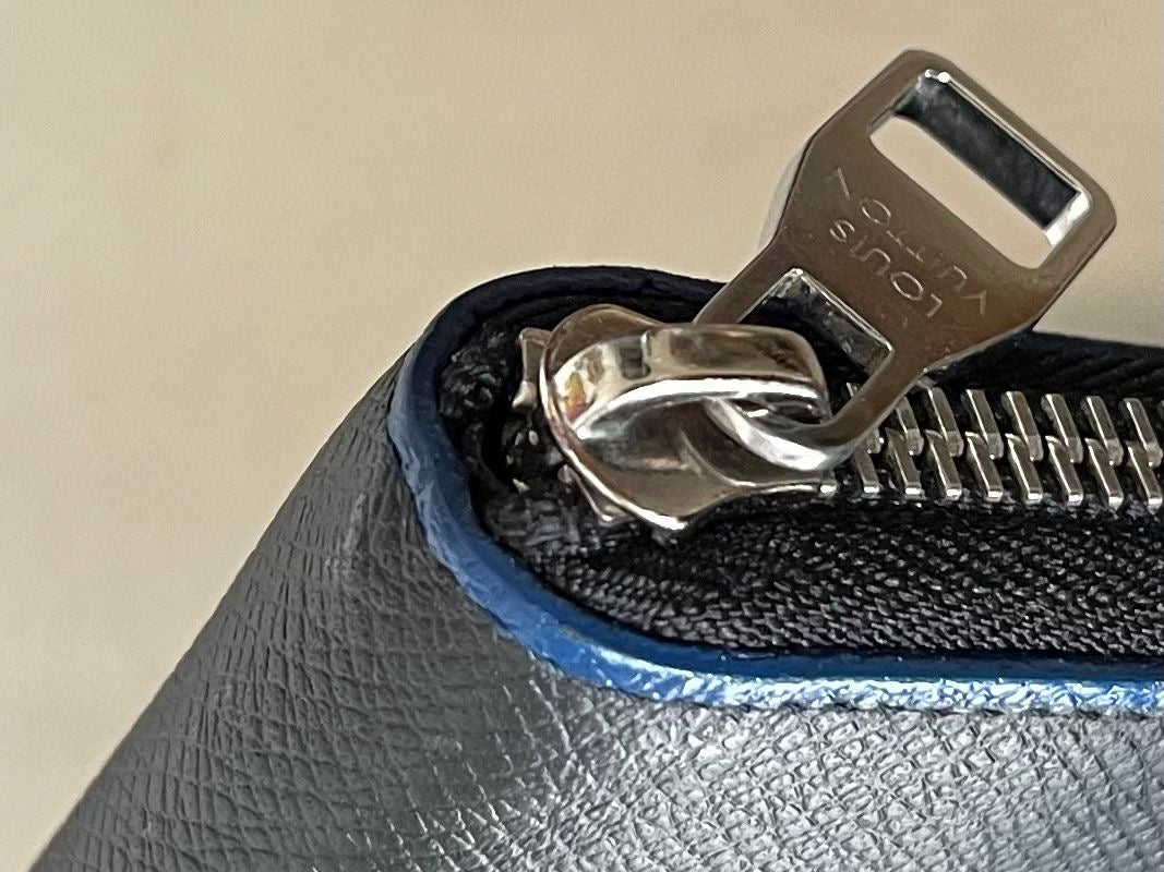 Louis Vuitton Zippy Vertical Taiga