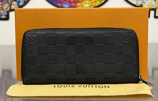 Louis Vuitton Zippy Vertical Infini Leder (Initialen K.G)