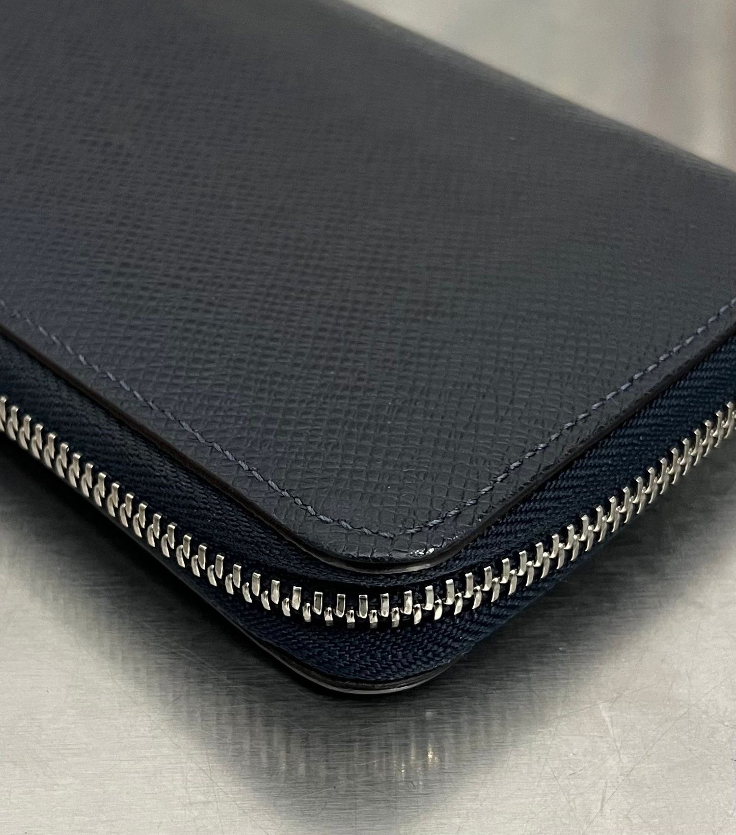 Louis Vuitton Zippy Vertical Taiga mit Initialen R.T