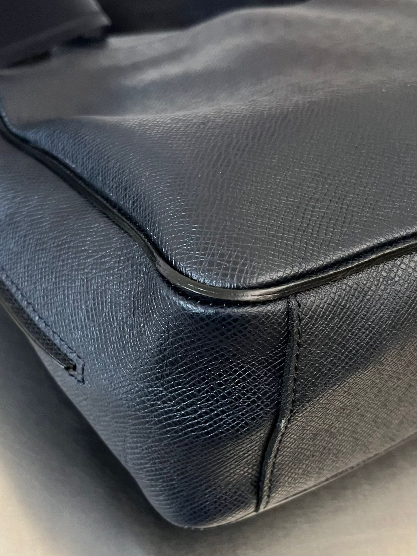 Louis Vuitton Roman MM Taiga Messenger