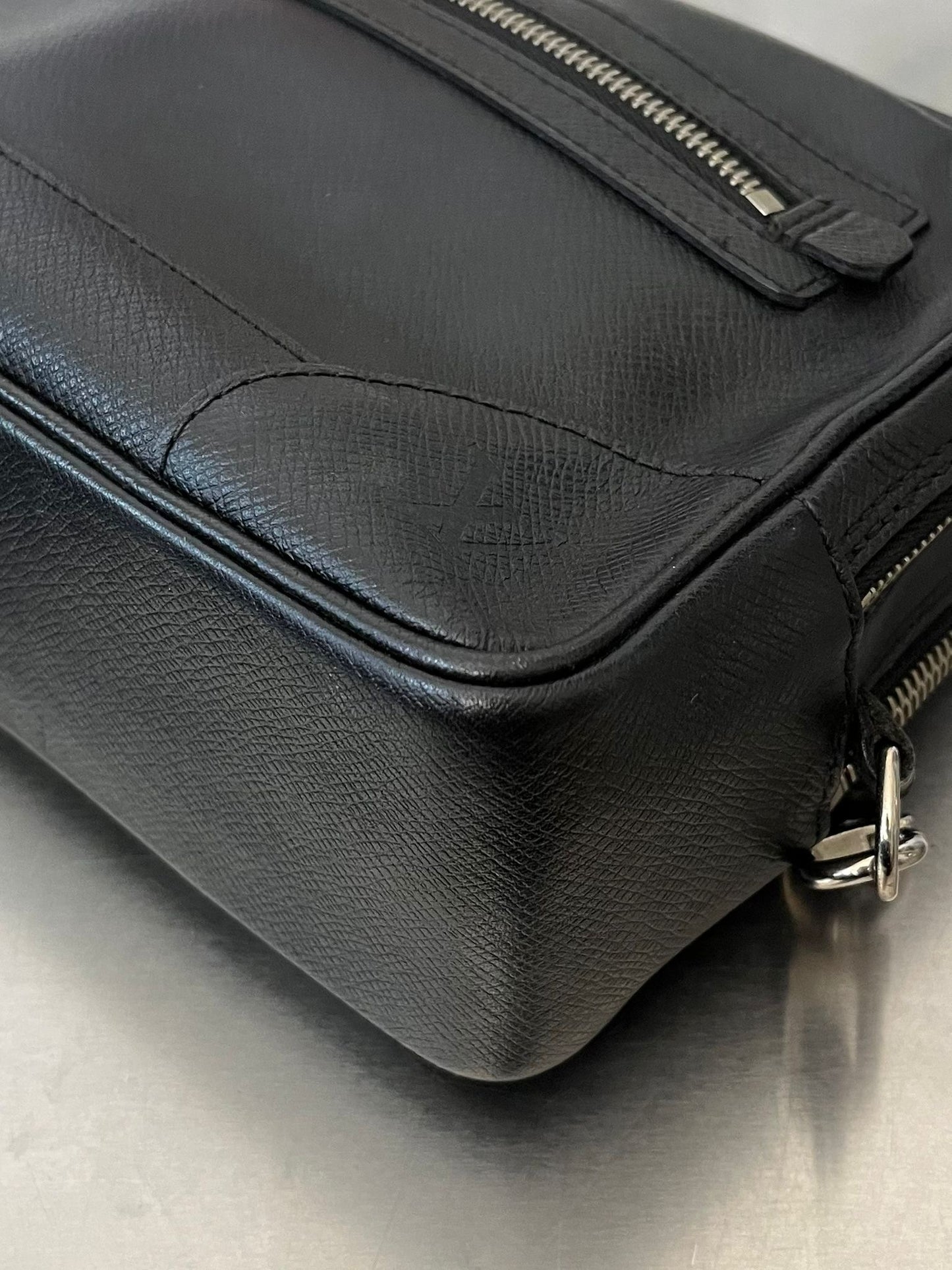 Louis Vuitton Pavel Taiga Leder