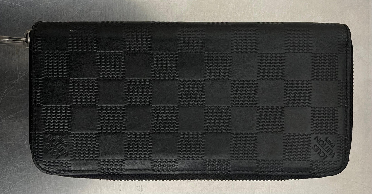 Louis Vuitton Zippy Vertical Infini Leder (Initialen K.G)
