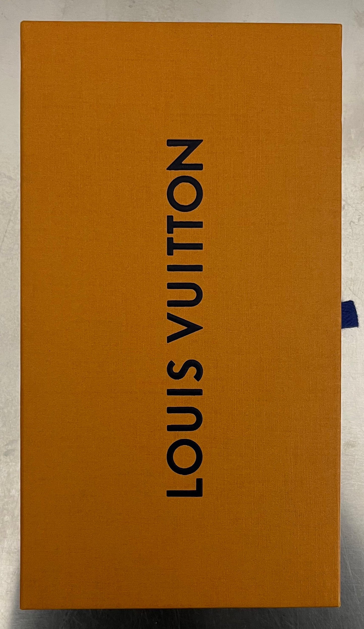 Louis Vuitton Zippy Vertical Infini Leder (Initialen K.G)
