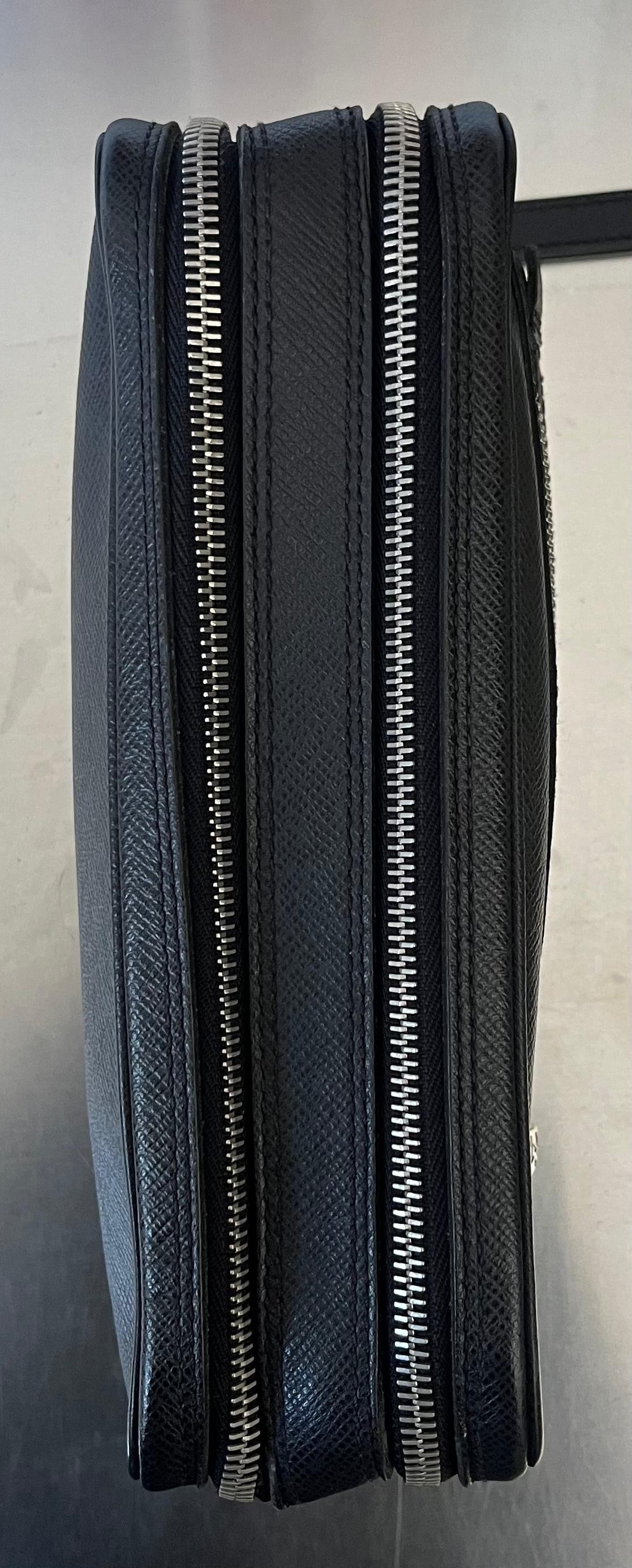 Louis Vuitton Pavel Taiga Leder