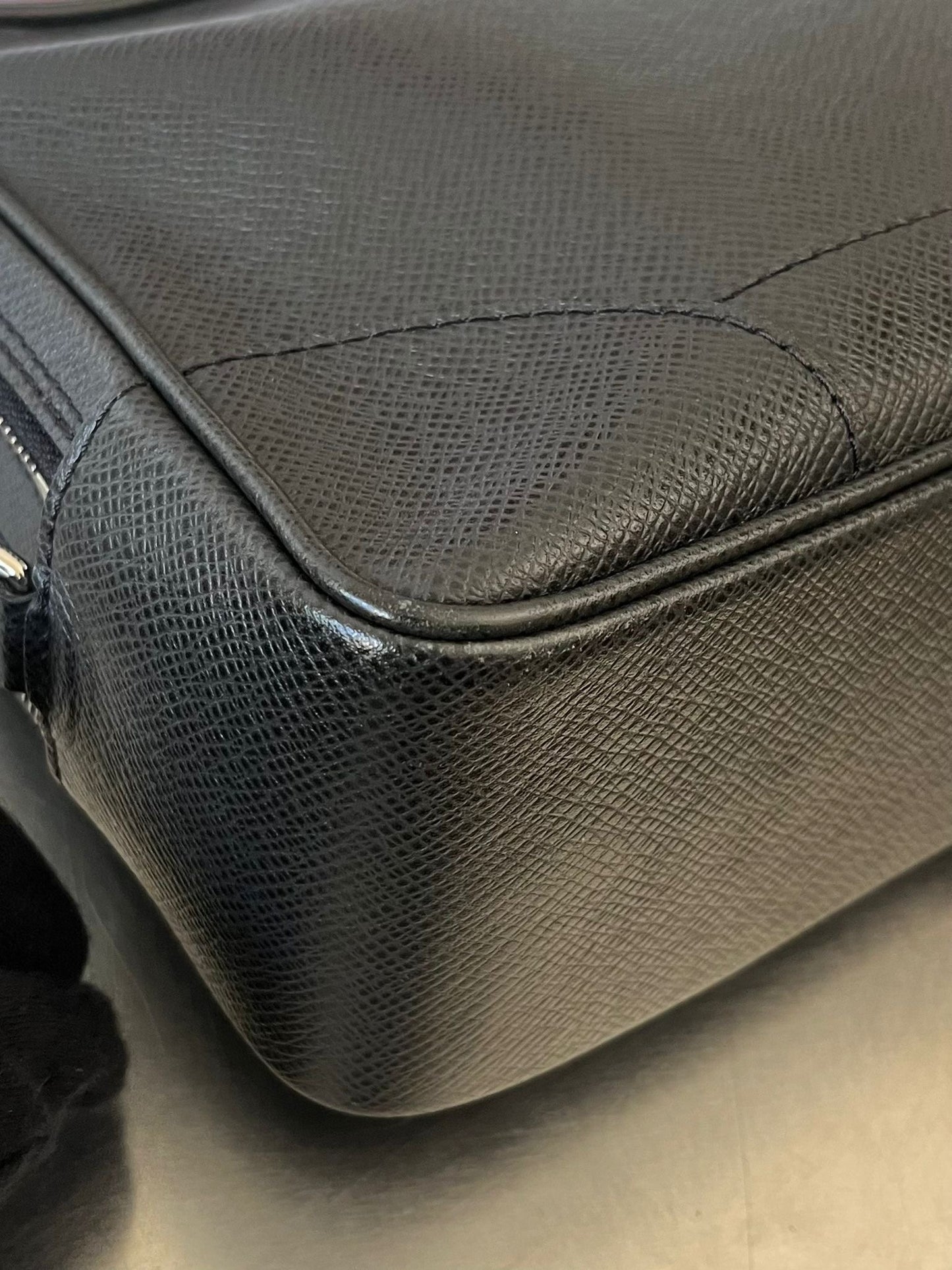 Louis Vuitton Pavel Taiga Leder