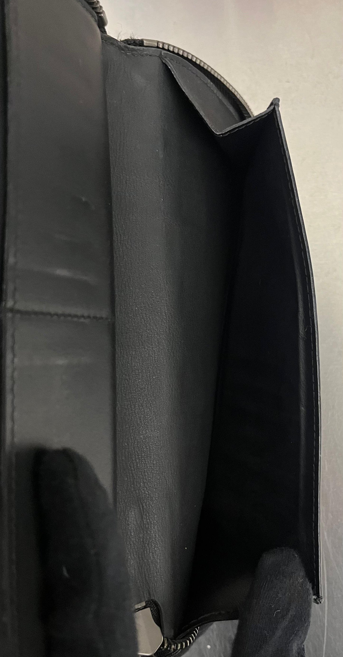 Louis Vuitton Zippy Vertical Infini Leder (Initialen K.G)