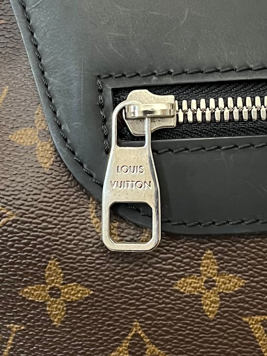 Louis Vuitton Porte Documents Jour Macassar
