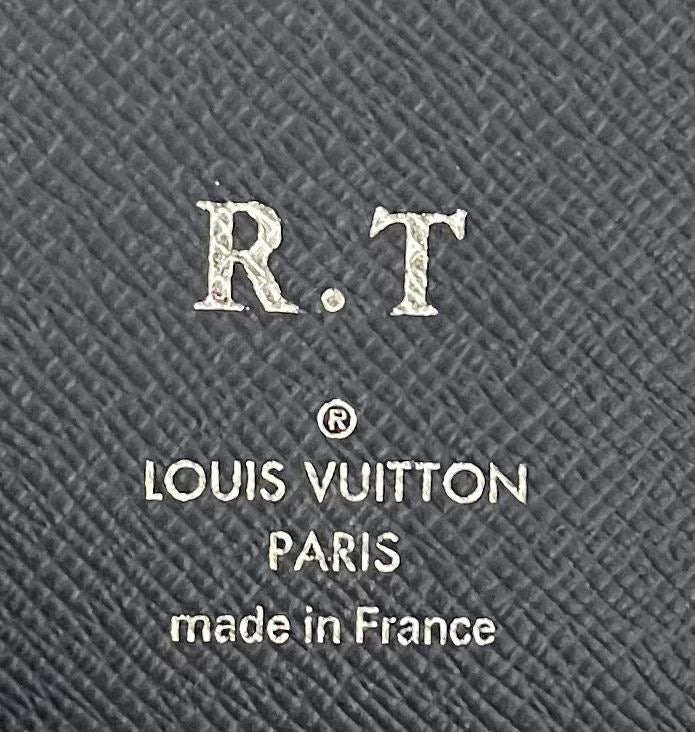 Louis Vuitton Zippy Vertical Taiga mit Initialen R.T