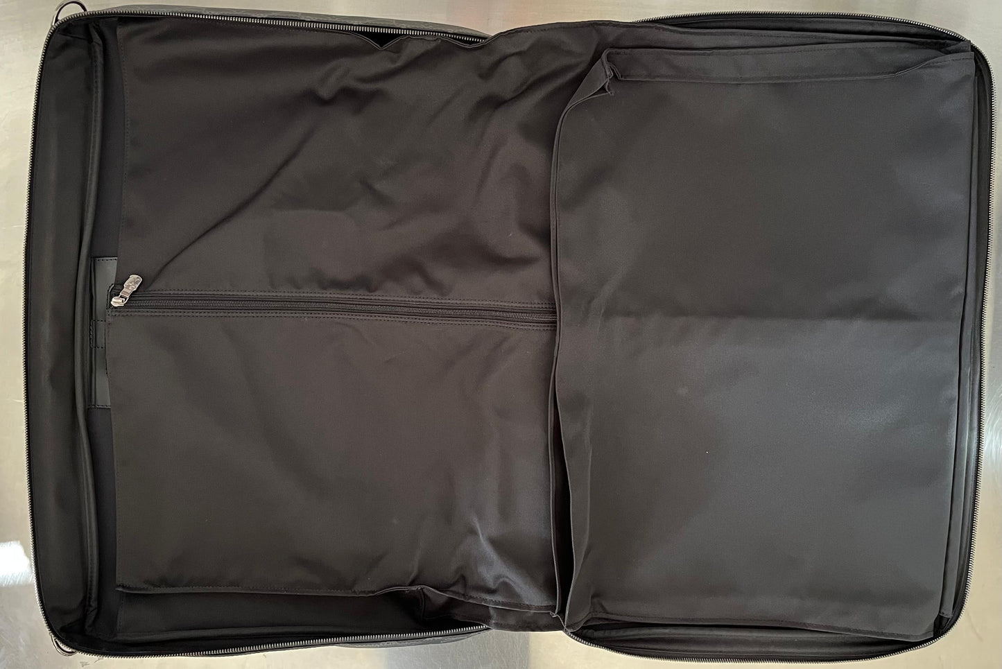 Louis Vuitton Kleiderschutzhülle Monogram Eclipse