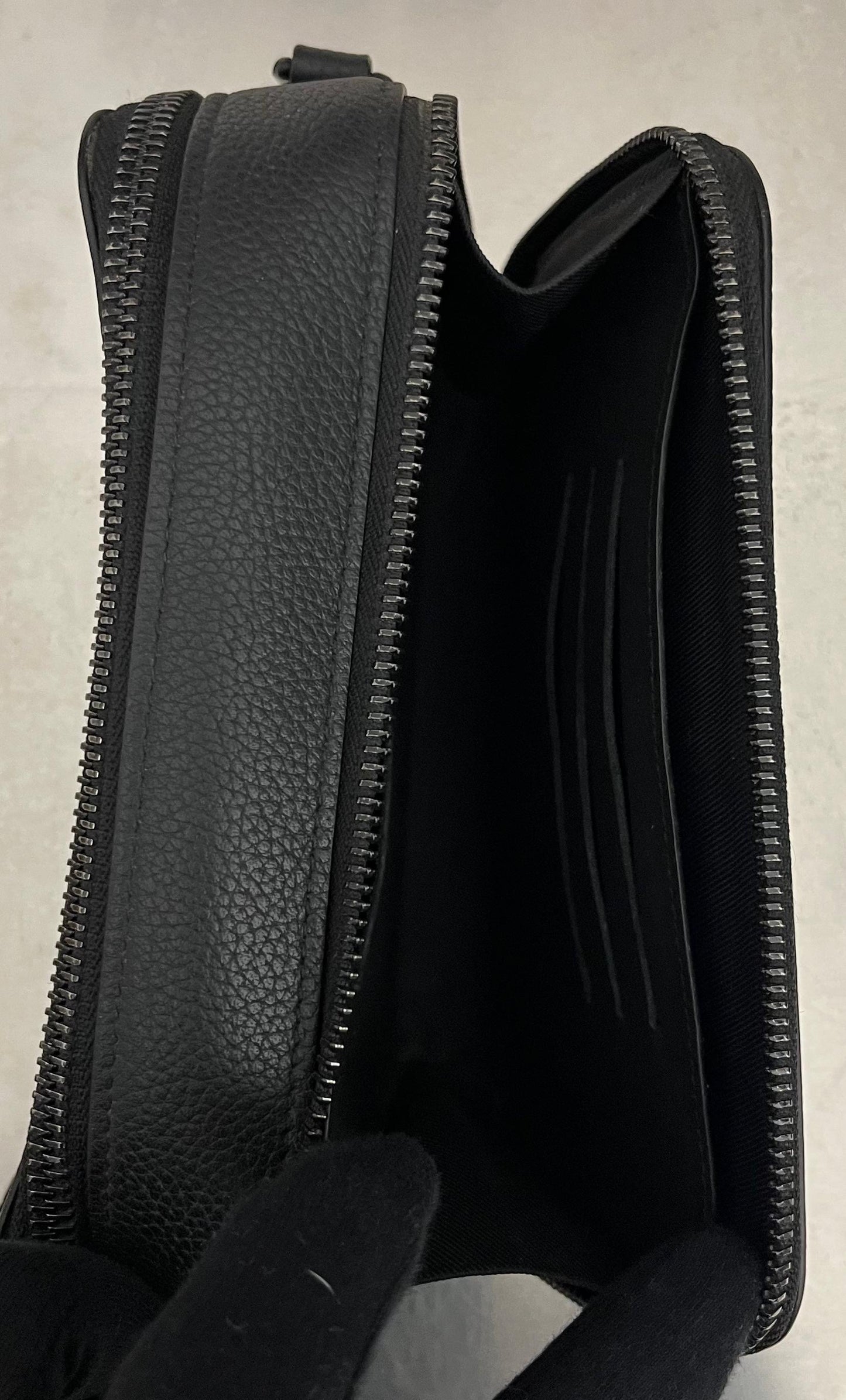 Louis Vuitton Alpha Wearable Geldbörse