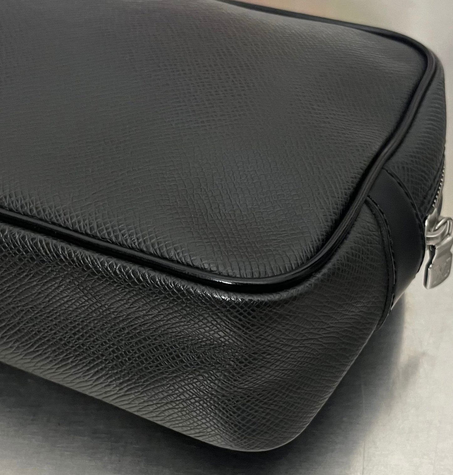 Louis Vuitton Karga Taiga Leder