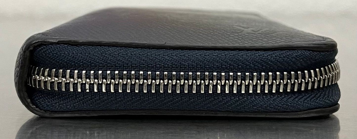 Louis Vuitton Zippy Vertical Taiga mit Initialen R.T