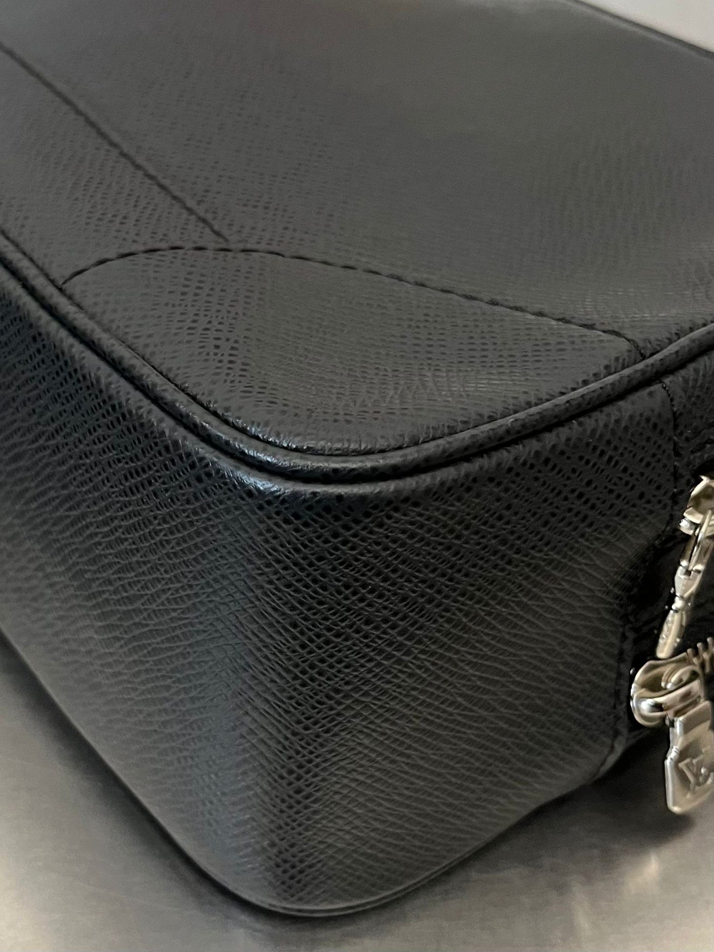 Louis Vuitton Pavel Taiga Leder
