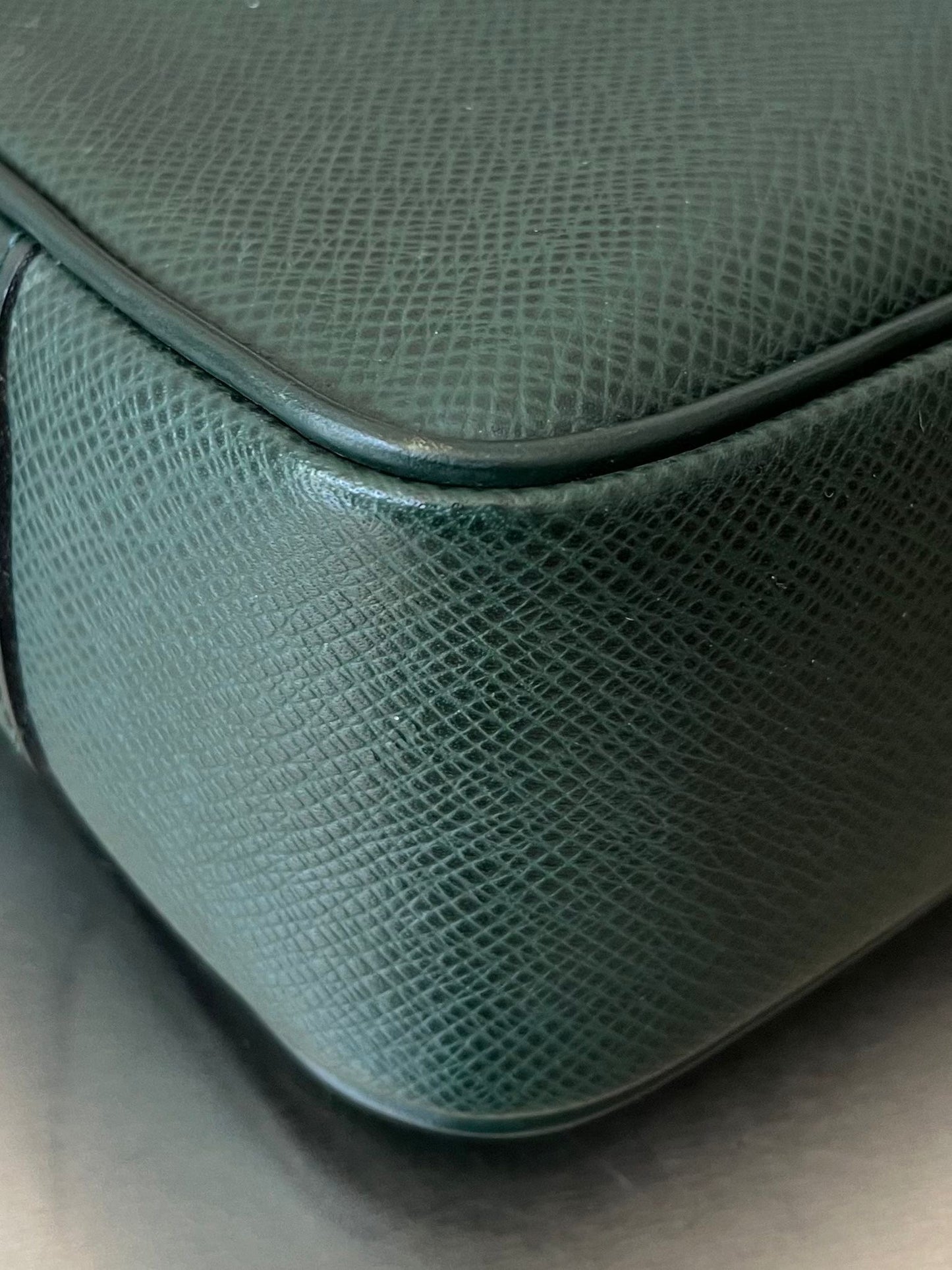 Louis Vuitton Karga Taiga Leder