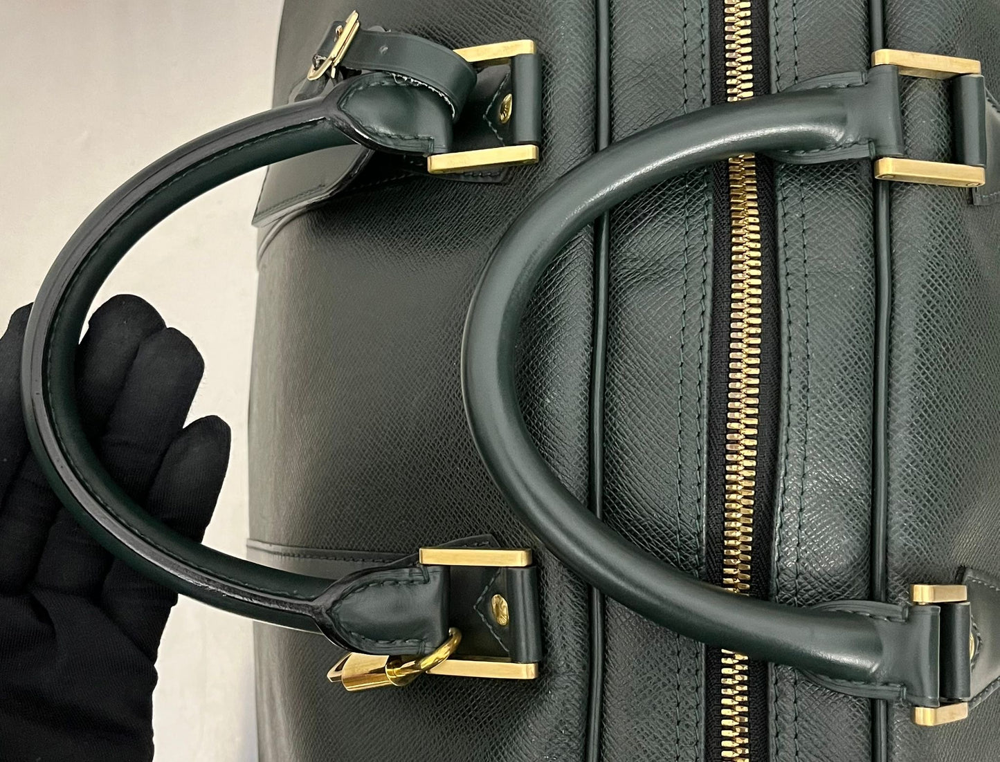 Louis Vuitton Kendall GM Taiga Leder
