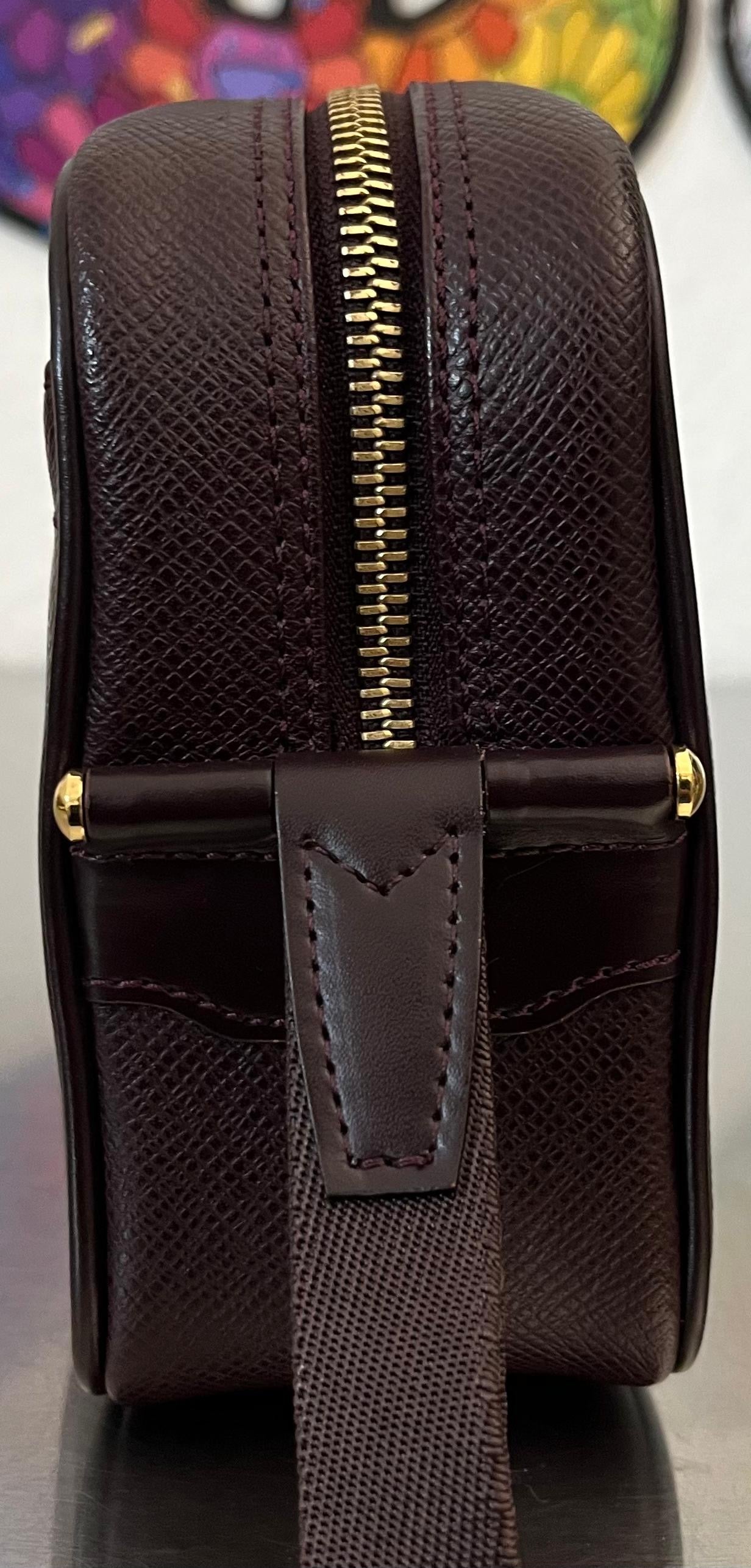 Louis Vuitton Karga Taiga Leder