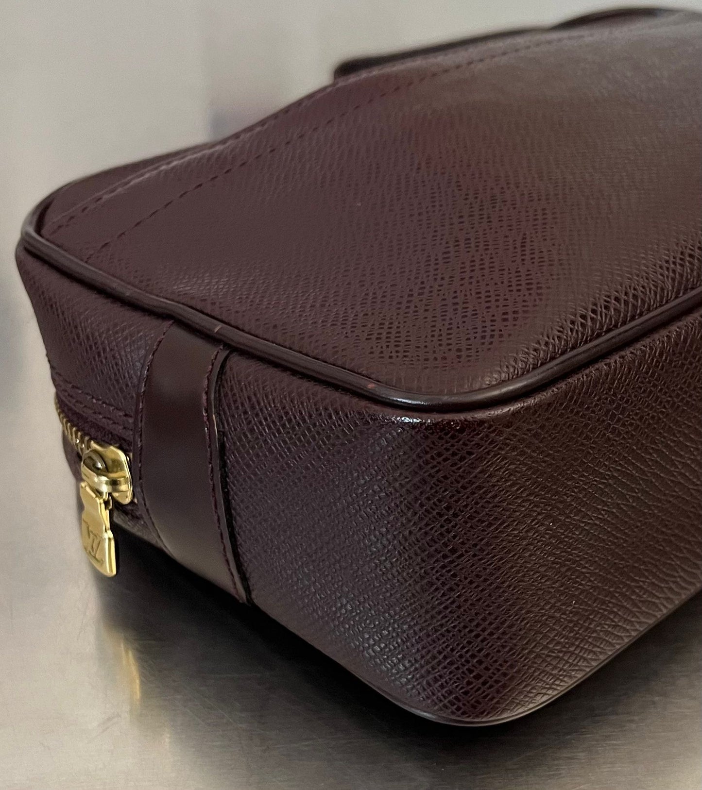 Louis Vuitton Karga Taiga Leder