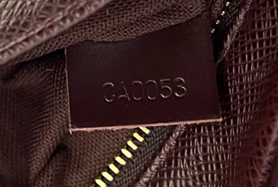 Louis Vuitton Karga Taiga Leder