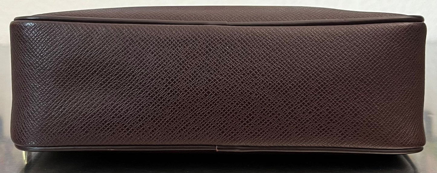 Louis Vuitton Karga Taiga Leder