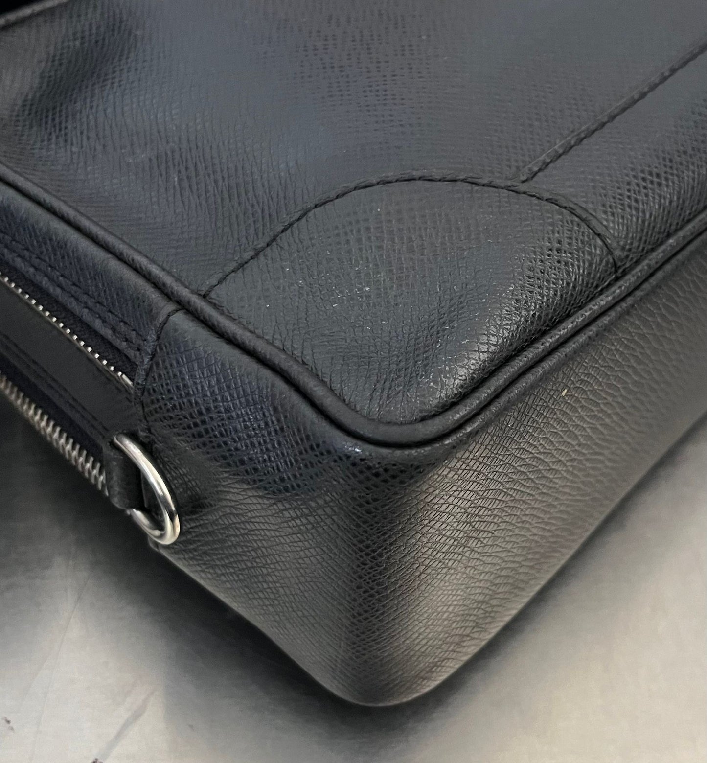 Louis Vuitton Pavel Taiga Leder