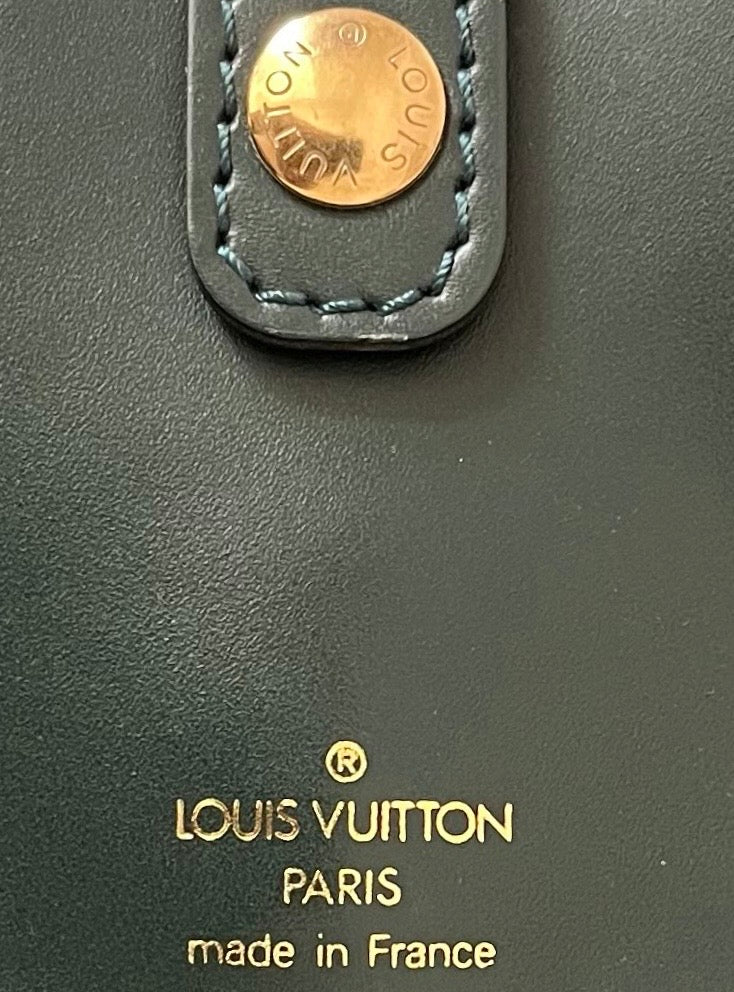 Louis Vuitton Taiga Bering Kleiderhülle