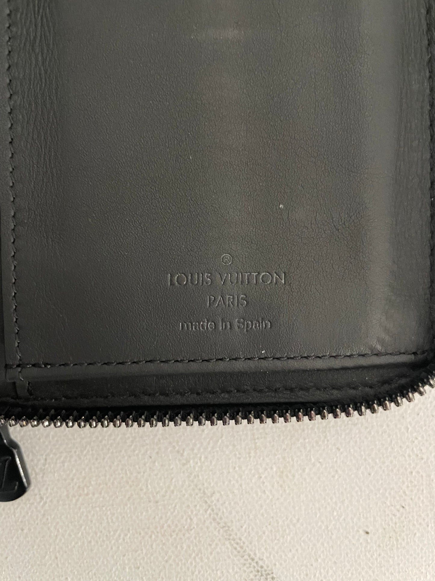 Louis Vuitton Zippy Vertical Shadow Leder