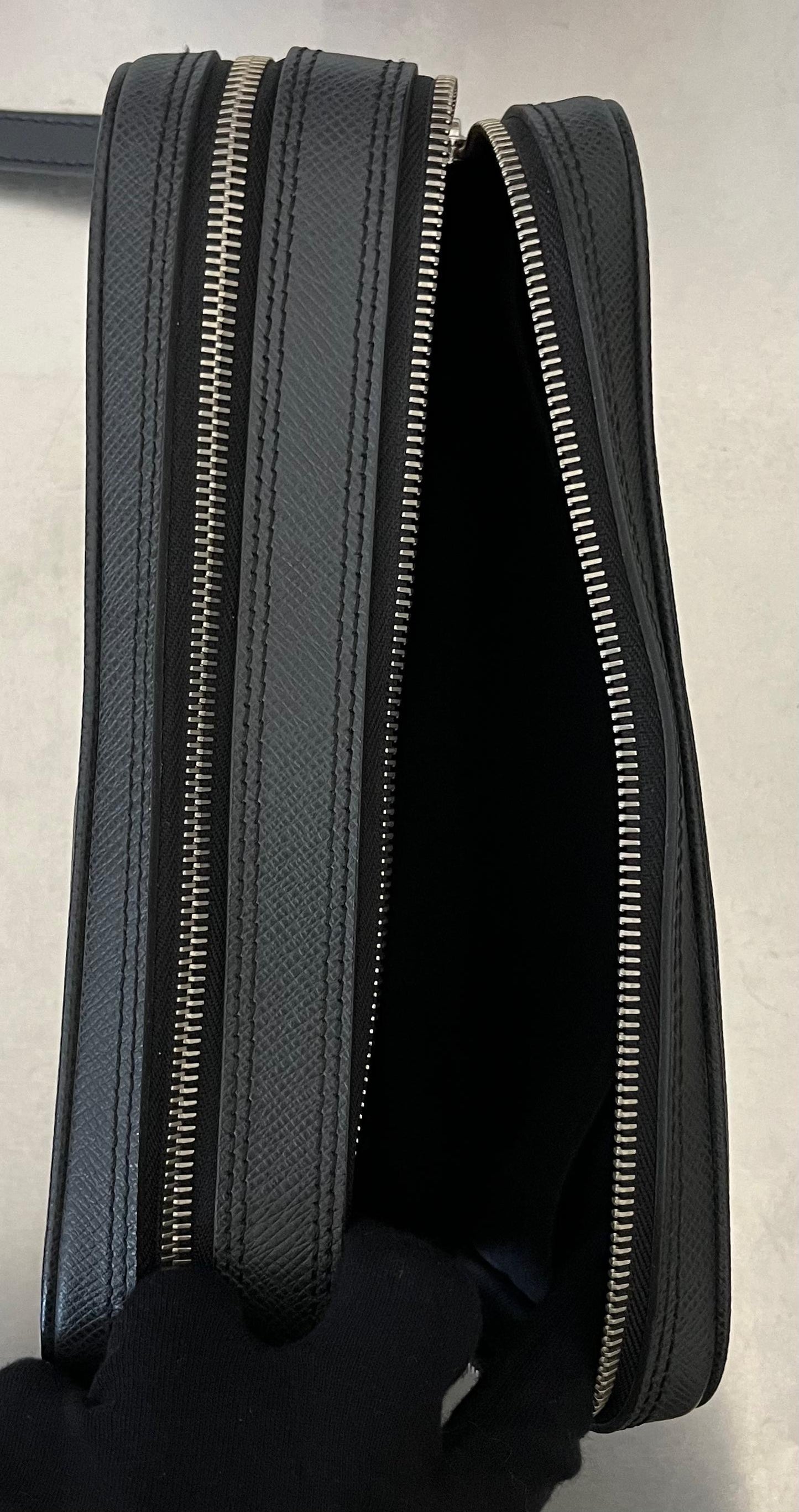 Louis Vuitton Pavel Taiga Leder