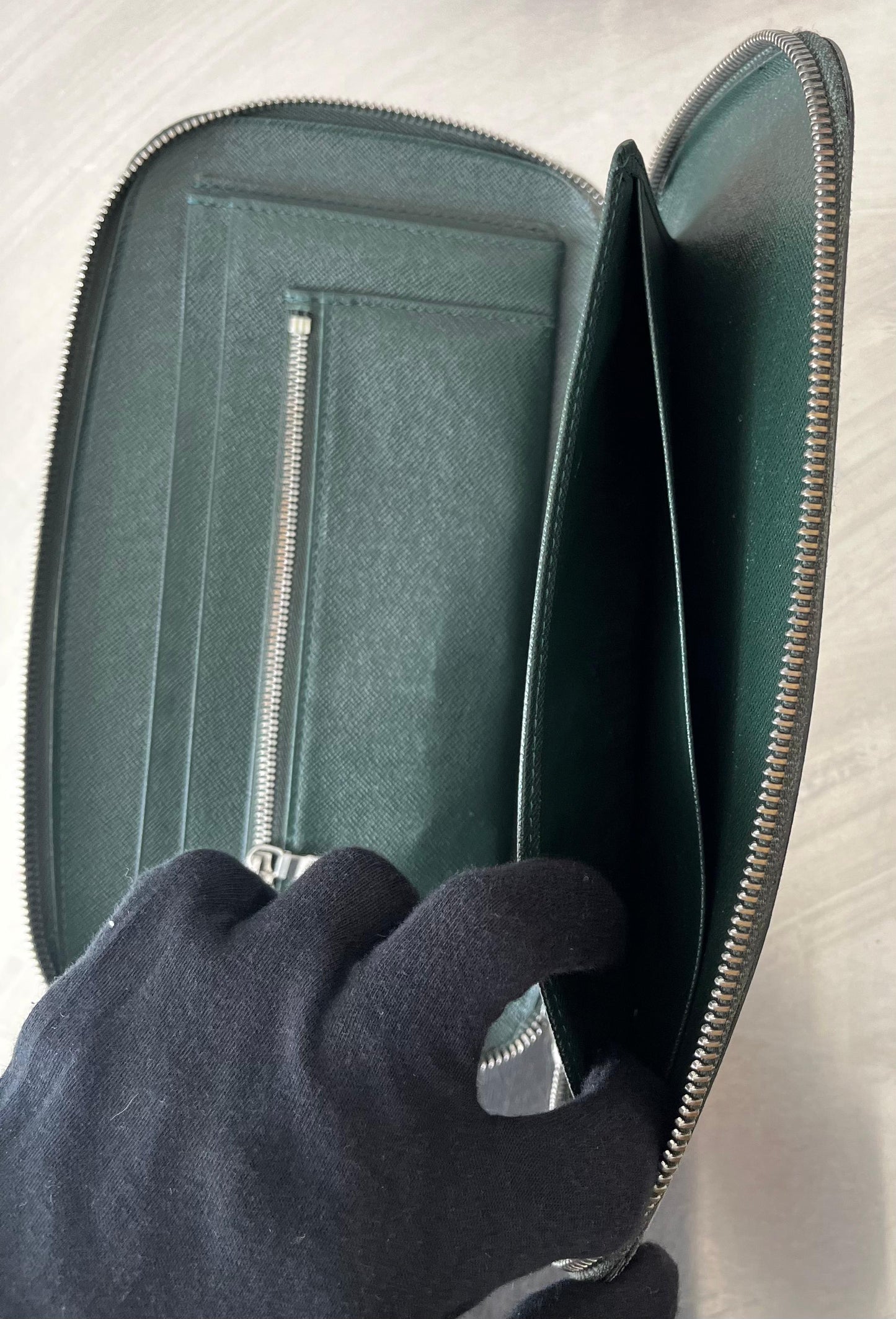 Louis Vuitton Atoll Organizer Taiga (Dunkelgrün)