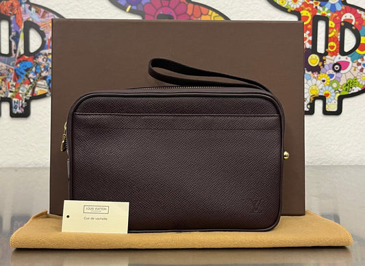 Louis Vuitton Karga Taiga Leder
