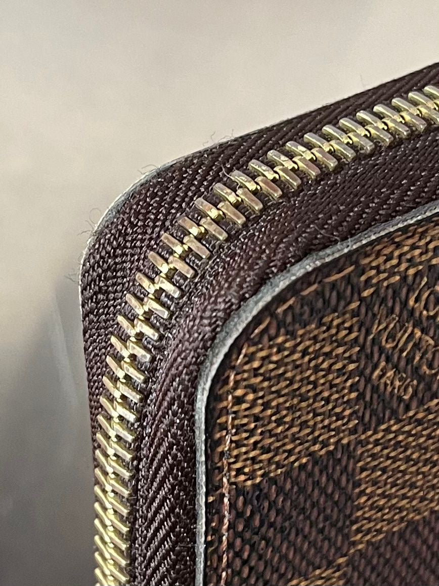Louis Vuitton Zippy Vertical Taiga