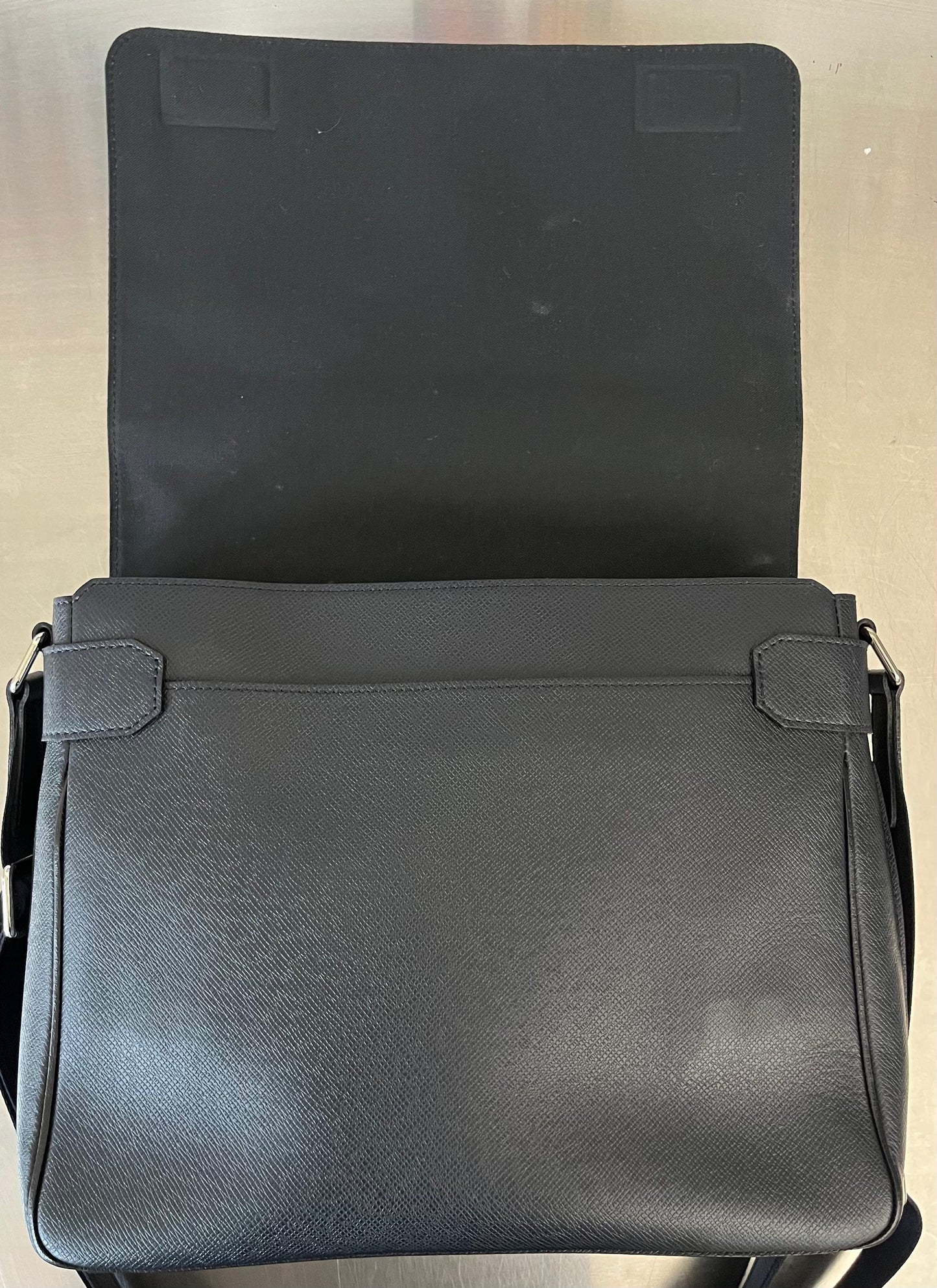 Louis Vuitton Roman MM Taiga Messenger