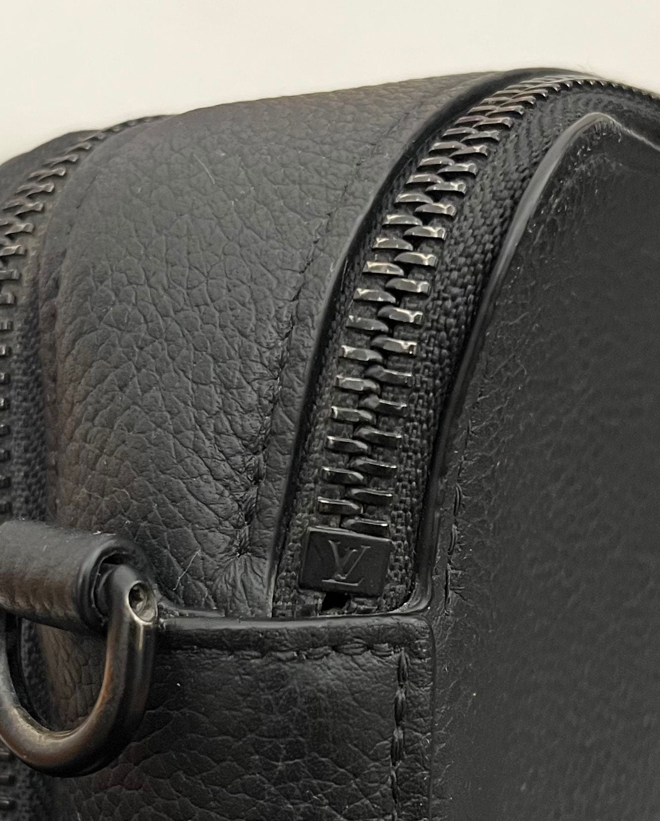 Louis Vuitton Alpha Wearable Geldbörse