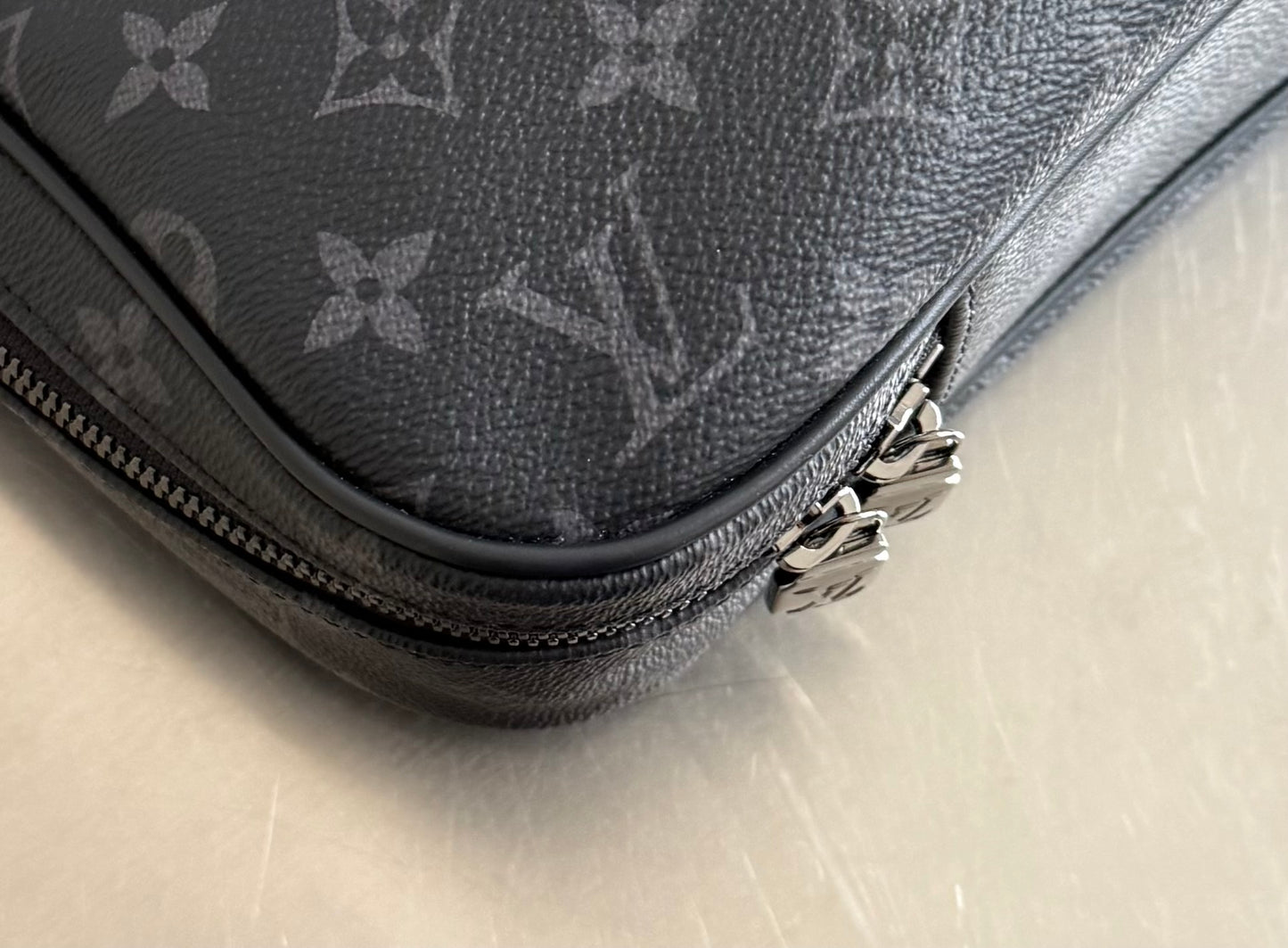 Louis Vuitton Kleiderschutzhülle Monogram Eclipse