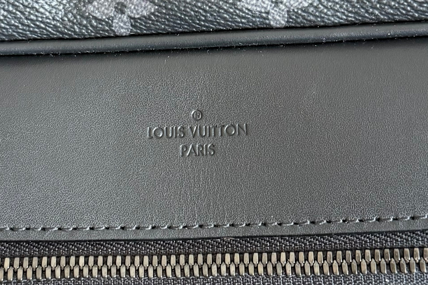 Louis Vuitton Kleiderschutzhülle Monogram Eclipse