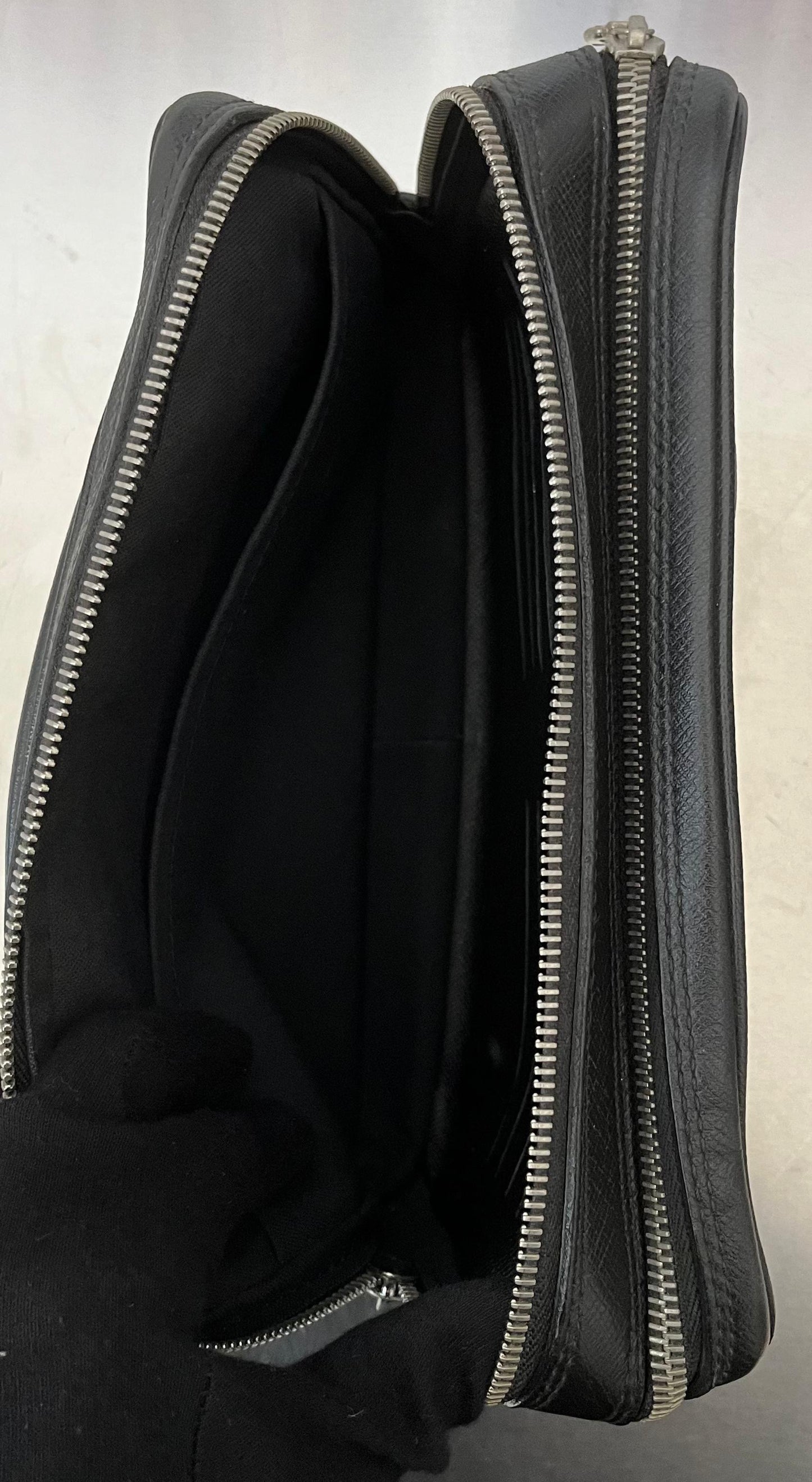 Louis Vuitton Pavel Taiga Leder