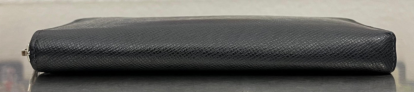 Louis Vuitton Zippy Vertical Taiga mit Initialen R.T