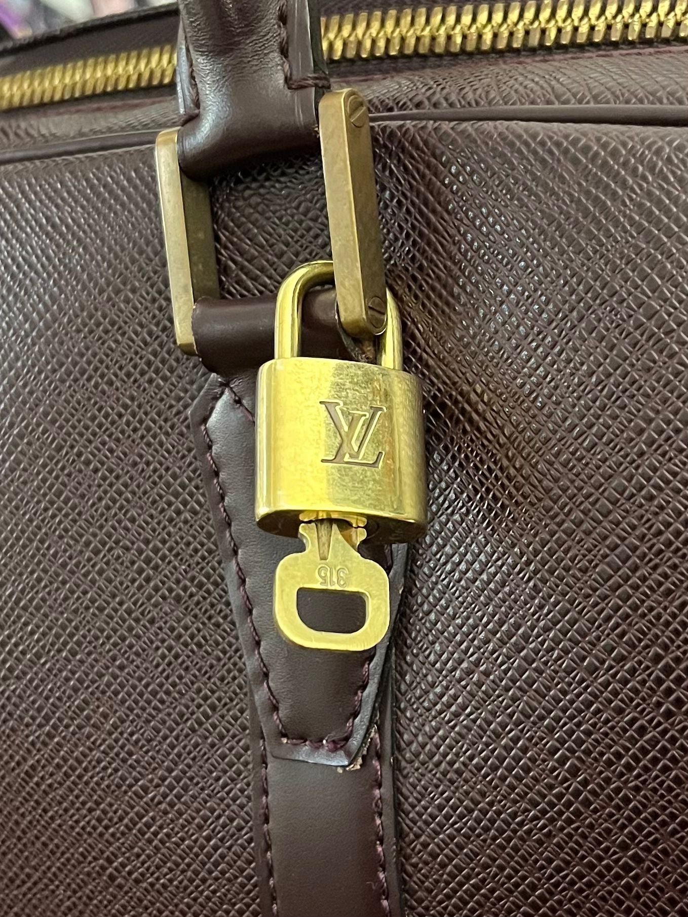 Louis Vuitton Helanga Taiga