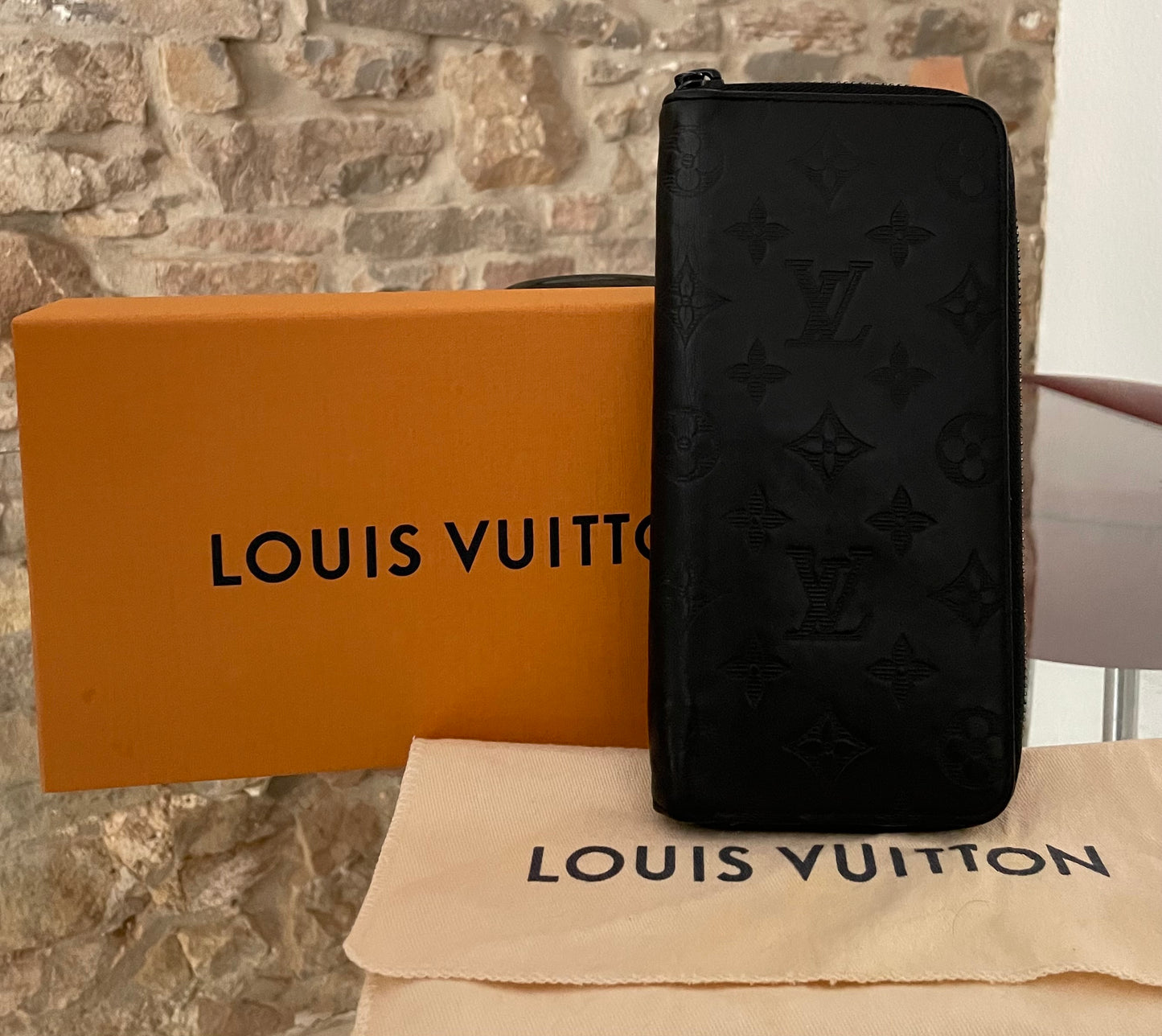 Louis Vuitton Zippy Vertical Shadow Leder