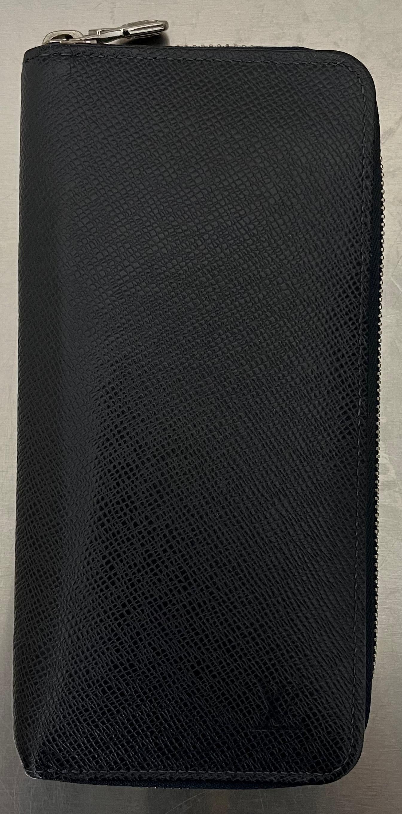 Louis Vuitton Zippy Vertical Taiga mit Initialen R.T