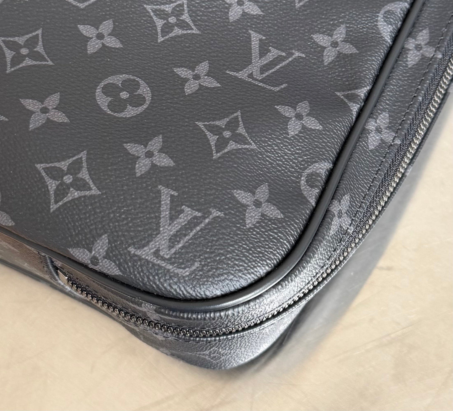 Louis Vuitton Kleiderschutzhülle Monogram Eclipse